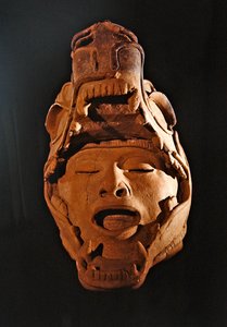 Cabeza humana en la boca de un jaguar, Cultura Remojadas, Veracruz